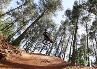 Reece Wilson se entrena en un bosque de Earlston
