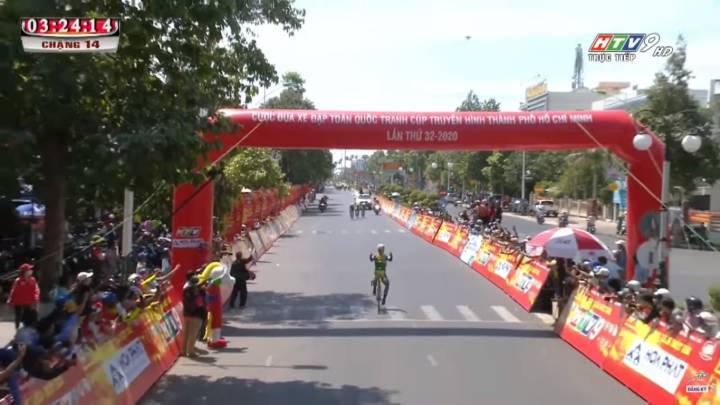 Tran Tuan Kiet celebra su victoria en la decimocuarta etapa de la Vuelta a Vietnam