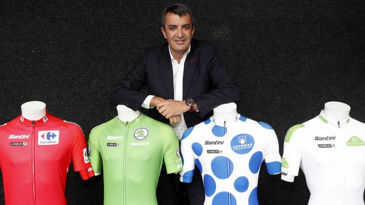 El director de la Vuelta a España Javier Guillén posa con los mailllots de la carrera española en una entrevista con AS.