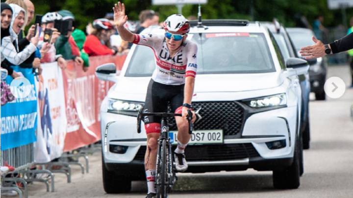 Tadej Pogacar saluda a la conclusión de la prueba en ruta de los Campeonatos Nacionales de Eslovenia.