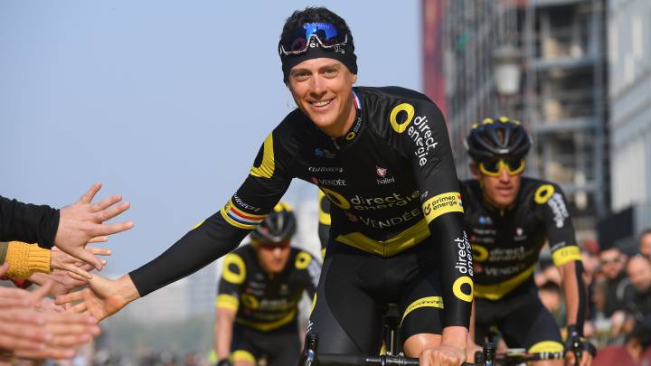 El ciclista neerlandés Niki Terpstra saluda antes de tomar la salida en el Tour de Flandes de 2019.