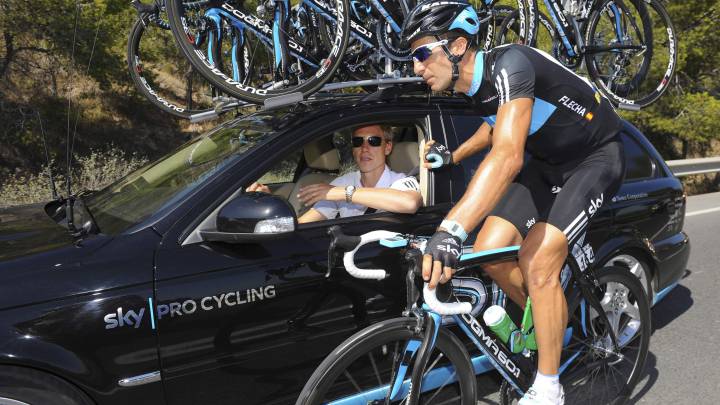 Sean Yates habla con Juan Antonio Flecha durante su paso por el Sky en la Vuelta a España 2010.