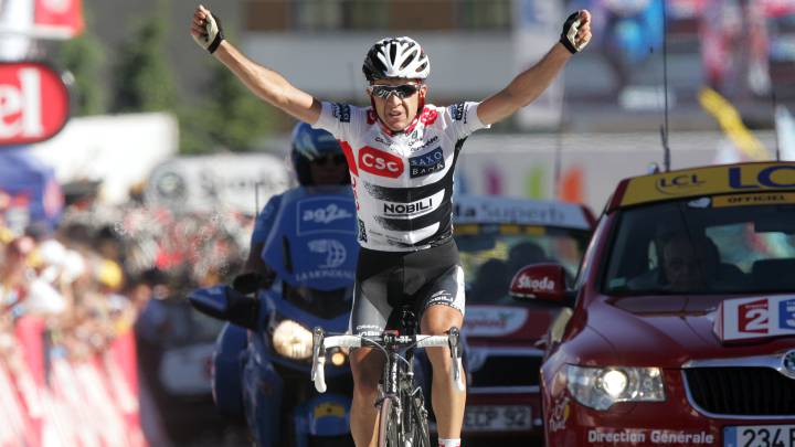 Carlos Sastre celebra su triunfo en la 17ª etapa del Tour de Francia 2008 con final en Alpe d'Huez.
