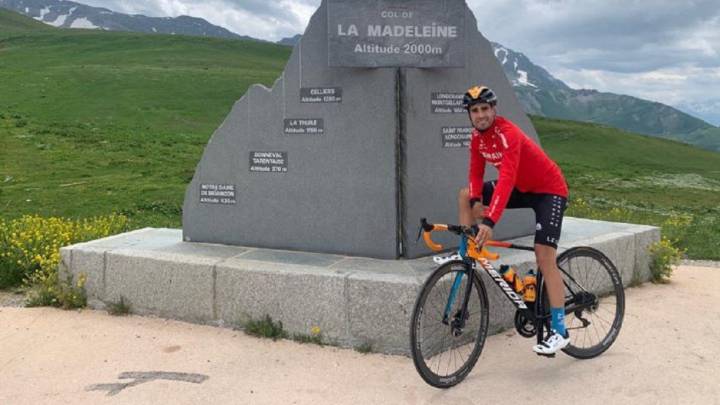Mikel Landa posa en la cima del Col de la Madeleine durante el reconocmiento de la 17ª etapa del Tour de Francia 2020.