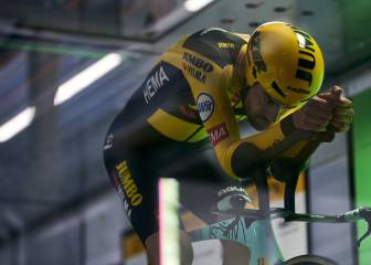 Dumoulin prueba su equipación de crono antes de concentrarse
