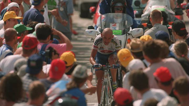 Marco Pantani asciende las rampas del Alpe d'Huez durante el Tour de Francia de 1995.