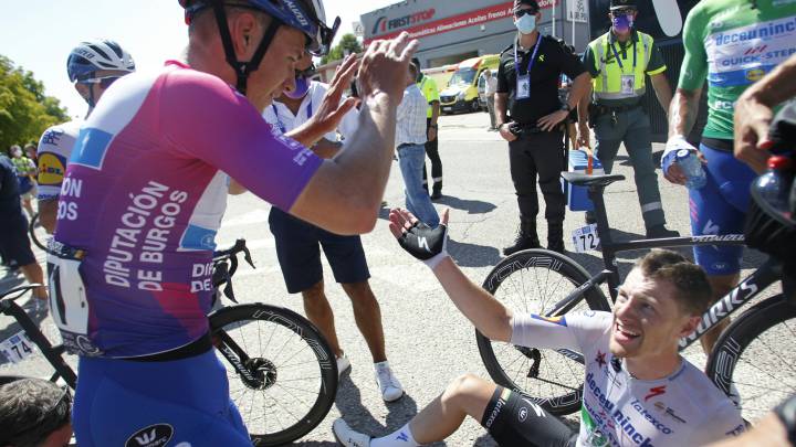 Bennett mantiene la racha del Deceuninck de Evenepoel en un accidentado final