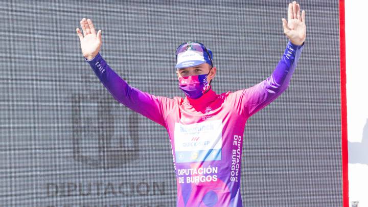 Remco Evenepoel saluda tras proclamarse ganador de la Vuelta a Burgos 2020 al término de la quinta etapa en las Lagunas de Neila.