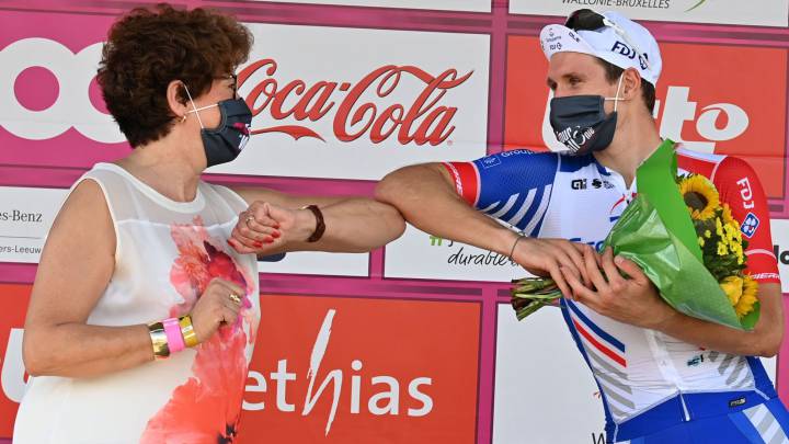 Bennett bate a Démare al esprint y el francés es nuevo líder