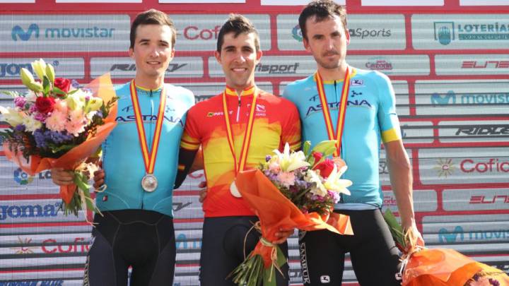 Jonathan Castroviejo posa junto a Pello Bilbao y Gorka Izagirre tras imponerse en los Campeonatos de España de Contrarreloj de Murcia 2019.