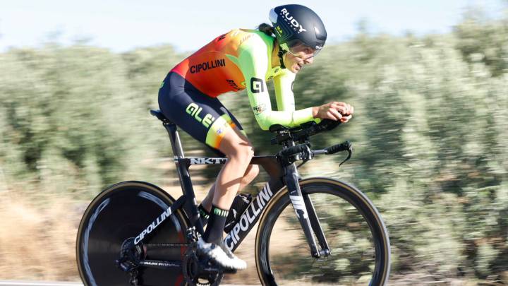 Mavi García, durante la contrarreloj femenina de los Campeonatos de España de Ciclismo en Ruta.