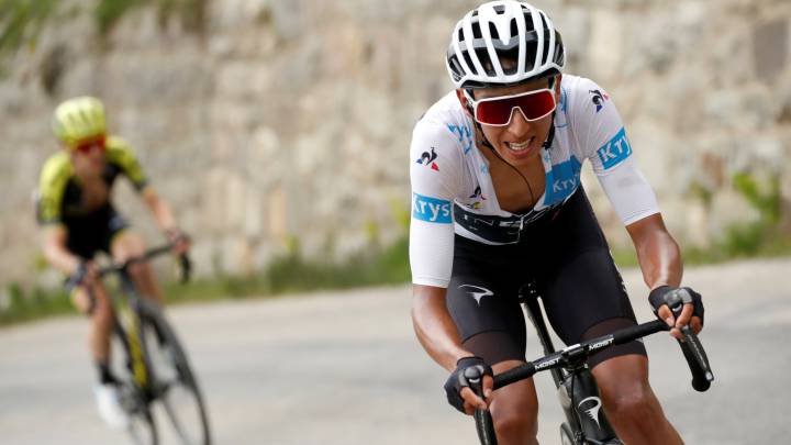 Egan Bernal suelta a Simon Yates durante la subida al Col de l'Iseran en la decimonovena etapa del Tour de Francia 2019.