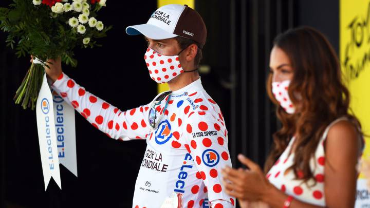 Benoit Cosnefroy posa junto a una azafata durante la ceremonia del podio del Tour de Francia 2020.