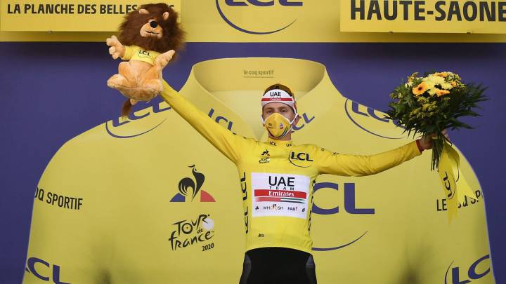 Tadej Pogacar posa con el maillot amarillo de líder tras la vigésima etapa del Tour de Francia, la contrarreloj con final en La Planche des Belles Filles.