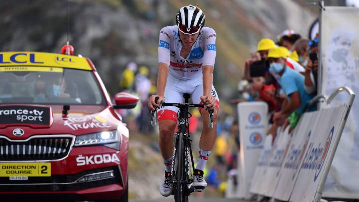 Tadej Pogacar llega a la meta tras la decimoséptima etapa del Tour de Francia con final en el Col de la Loze.