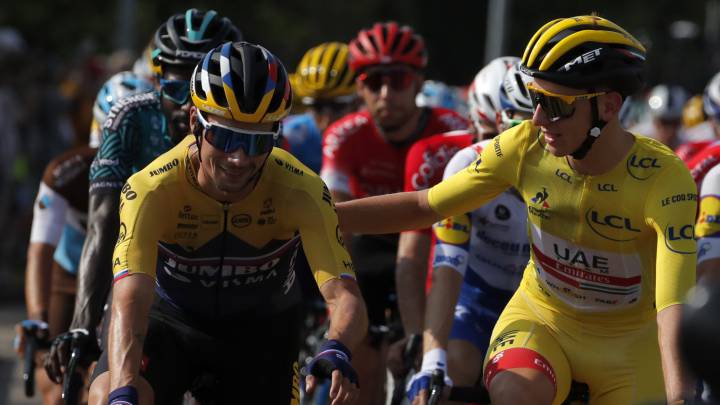 Primoz Roglic y Tadej Pogacar se saludan durante la última etapa del Tour de Francia 2020.