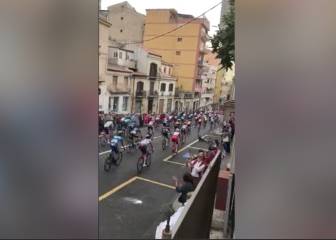 Le lanzaron una botella y cayó: la causa de la caída del principal favorito en el Giro de Italia