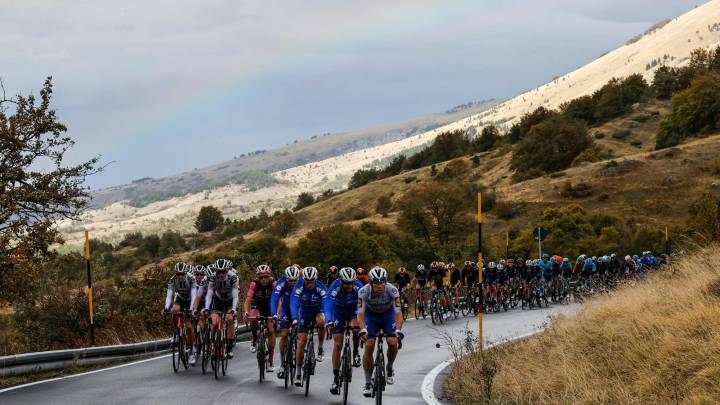El pelotón rueda durante la novena etapa del Giro de Italia entre San Salvo y Roccaraso.