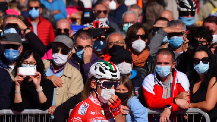 Aficionados con mascarilla antes de la salida de la undécima etapa del Giro de Italia.