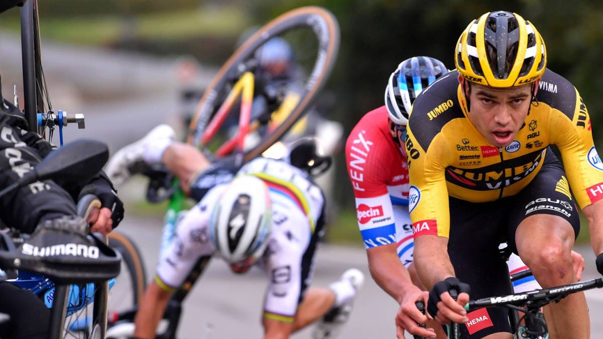 Una moto mandó por los aires a Alaphilippe en Flandes