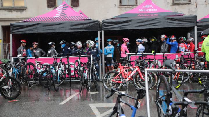 Los corredores del pelotón del Giro de Italia, en la salida de la decimonovena etapa en Morbegno.