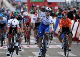 Sam Bennett triunfa en la etapa 4 gracias a su equipo