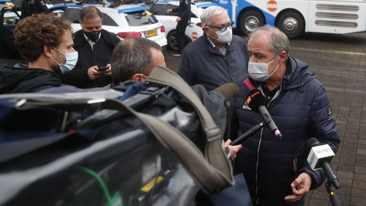 El director del Giro de Italia Mauro Vegni atiende a los medios tras el plantón del pelotón en la decimonovena etapa del Giro de Italia 2020.