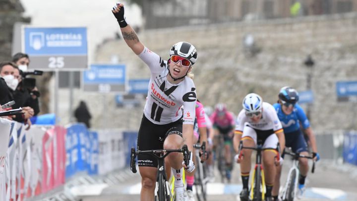 La ciclista neerlandesa Lorena Wiebes celebra su victoria en la primera etapa de la Ceratizit Challenge by La Vuelta con final en Escalona.