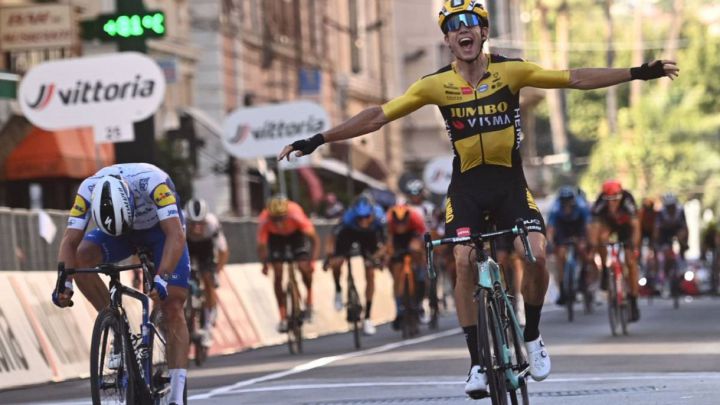 Wout Van Aert celebra su victoria ante Julian Alaphilippe en la Milán-San Remo 2020.