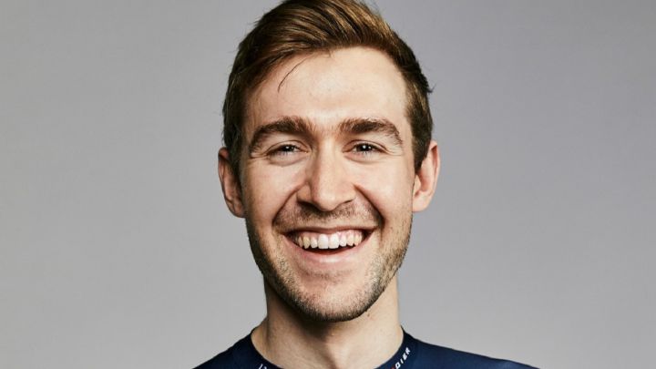 El ciclista belga Laurens de Plus posa con el maillot del Ineos-Grenadiers.