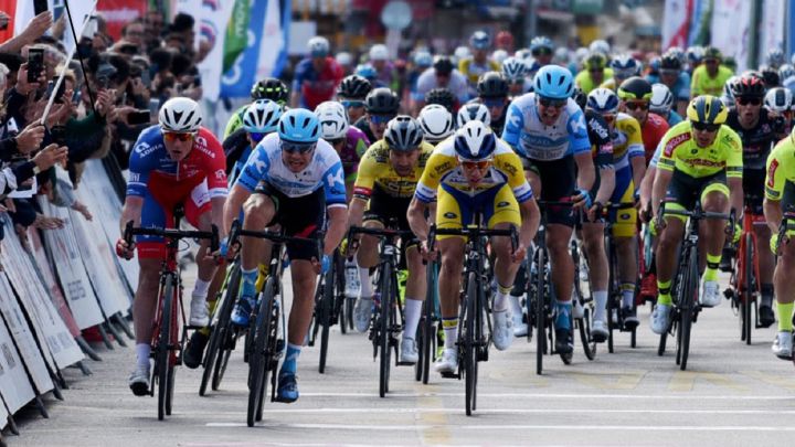 Mihkel Räim lanza el esprint en la primera etapa del Tour de Antalya 2020, donde se llevó el triunfo.