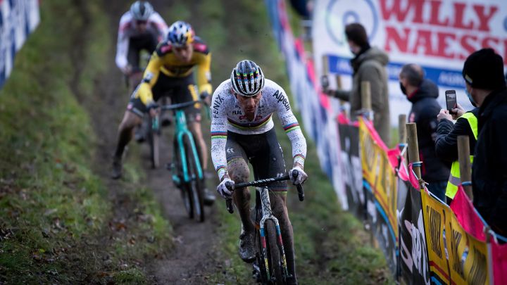 Mathieu Van Der Poel y Wout Van Aert compiten durante la prueba de la Copa del Mundo de Ciclocrós de Namur.