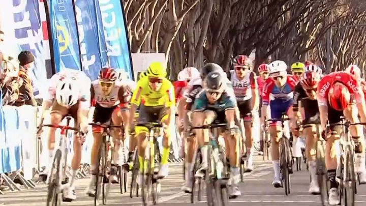 El Ag2r sonríe primero con Paret y Kiko Galván muestra su clase