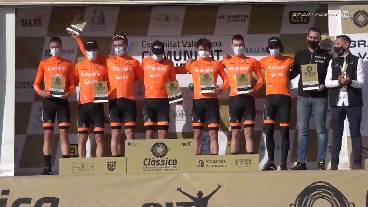 Los corredores del Euskaltel, en el podio de la Clásica de la Comunitat Valenciana 2021.