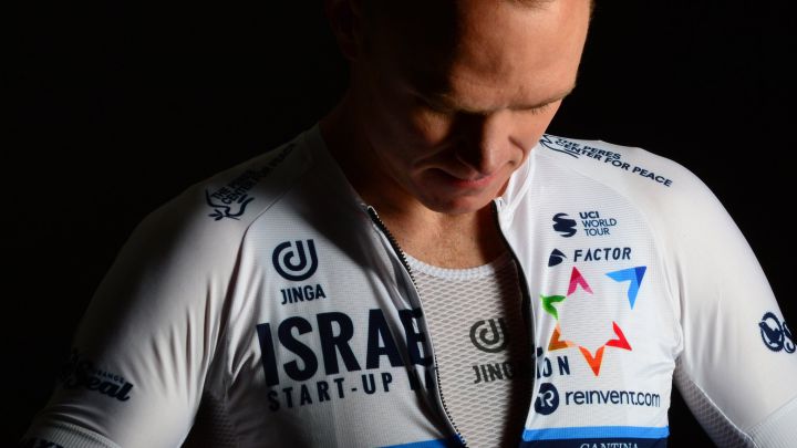 Chris Froome posa con el maillot del Israel Start-Up Nation.