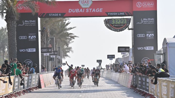 Consulta el resumen y los resultados de la sexta etapa del UAE Tour con victoria de Sam Bennett en Palm Jumeirah y con Tadej Pogacar como líder de la general.