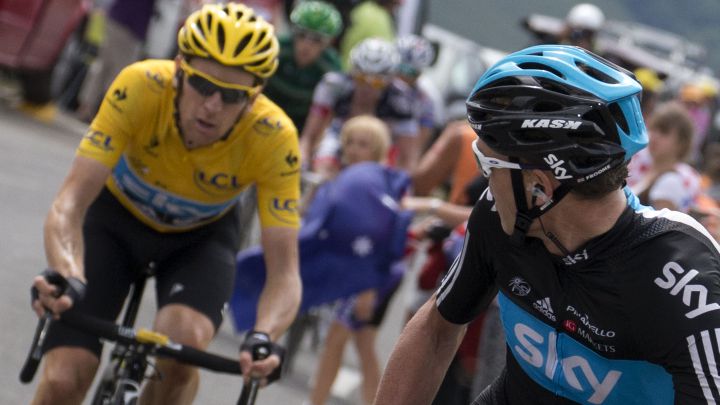 Chris Froome espera a Bradley Wiggins durante la decimoséptima etapa del Tour de Francia 2012 con final en Peyragudes.