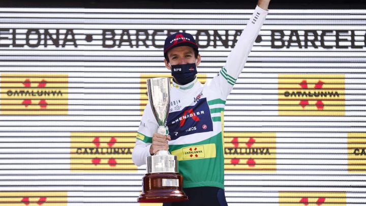 Adam Yates posa en el podio como ganador de la general de la Volta a Catalunya 2021.