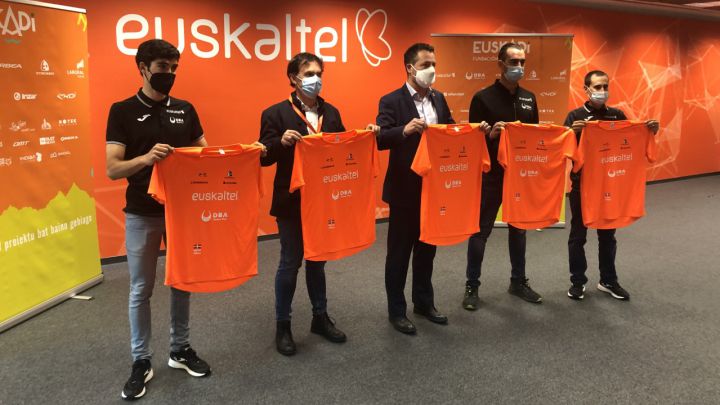 Imagen del acto de presentación del equipo del Euskaltel-Euskadi para la Vuelta al País Vasco, la Itzulia de 2021.
