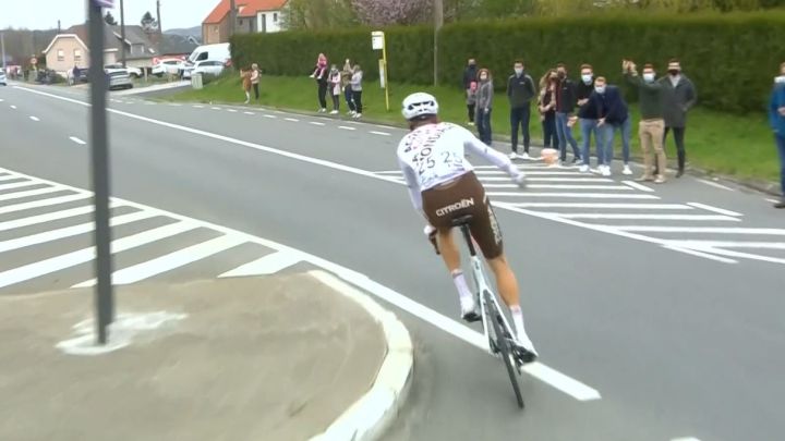 Expulsado del Tour de Flandes por dar un bidón a un aficionado