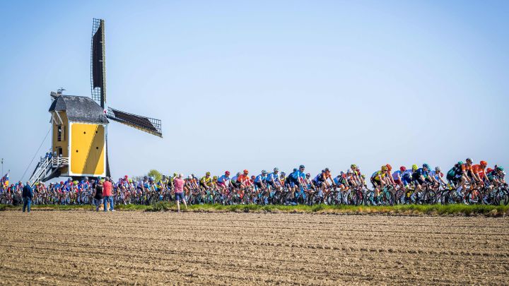 El pelotón rueda por delante de un molino durante la disputa de la Amstel Gold Race 2019.