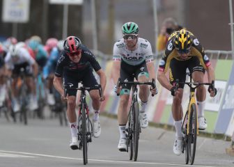 Van Aert se venga de Pidcock en un final de infarto