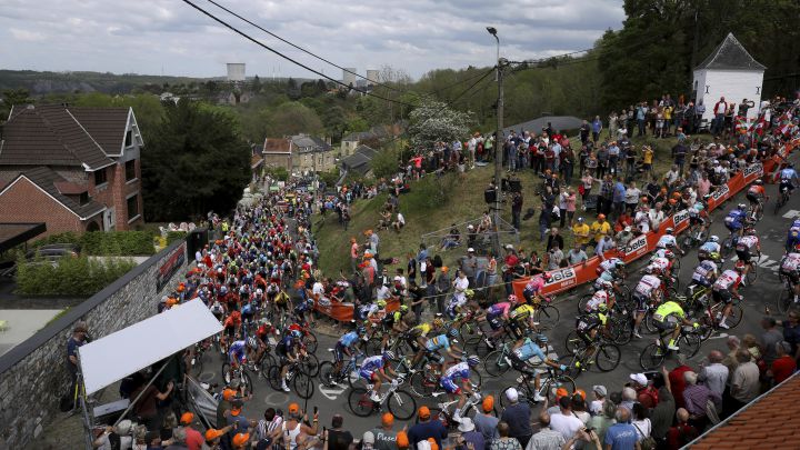 El pelotón asciende el Muro de Huy durante la Flecha Valona 2019.