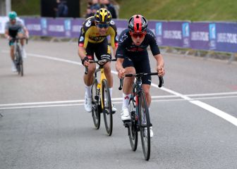 La broma de Pidcock con la línea de meta antes de la Flecha Valona