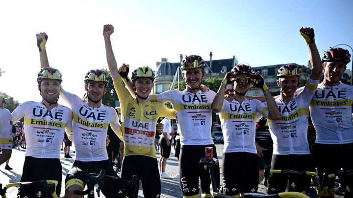 Tadej Pogacar posa con sus compañeros del UAE Emirates tras ganar la general del Tour de Francia 2021 en París.