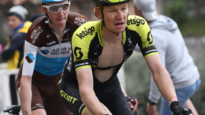 Jack Haig rueda junto a Romain Bardet en la octava etapa de la París-Niza de 2019.