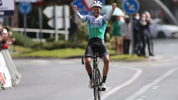 El ciclista español Marc Brustenga, fichado por el Trek-Segafredo, celebra una victoria con el filial del Caja Rural