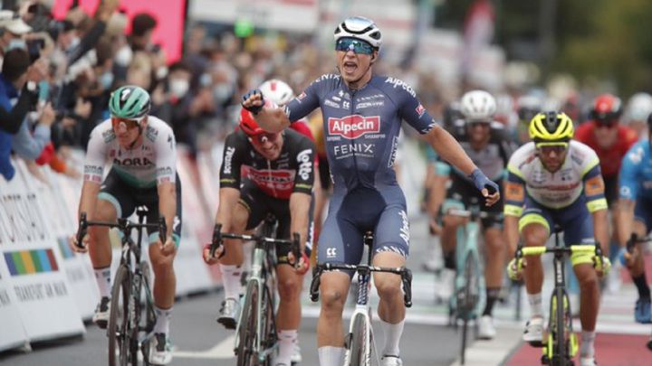 Jasper Philipsen en línea de meta de la 58ª Eschborn-Fráncfort.