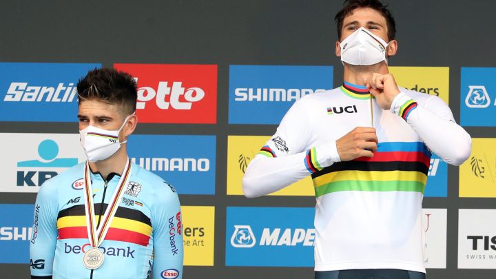 Wout Van Aert, medalla de plata en la prueba contrarreloj de los Mundiales de Ciclismo en Ruta de Flandes, posa en el podio junto a Filippo Ganna, maillot arcoíris y medalla de oro de la especialidad.