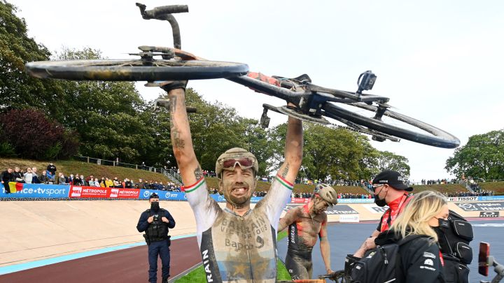 El ciclista italiano del Bahrain-Victorious Sonny Colbrelli levanta su bicicleta tras proclamarse campeón de la París-Roubaix 2021.